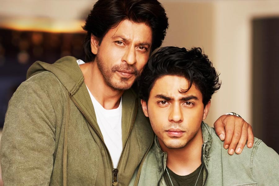 শাহরুখের পুত্র আরিয়ান খানের নাম প্রমোদতরীকাণ্ডে জড়িয়ে যাওয়ার পর বিভিন্ন ভাবে কটাক্ষের শিকার হন শাহরুখ। বলিপাড়া থেকে সাময়িক বিরতি নেন তিনি।