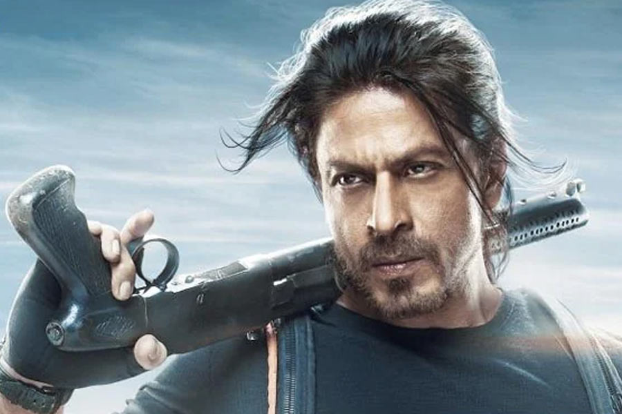 চার বছরের সাময়িক বিরতির পর আবার ফিরলেন শাহরুখ। বলিউডের ‘বাদশা’ তাঁর সিংহাসনে বসলেন আবার। চোখে আঙুল দিয়ে বুঝিয়ে দিলেন, ‘‘পিকচার অভি বাকি হ্যায়।’’