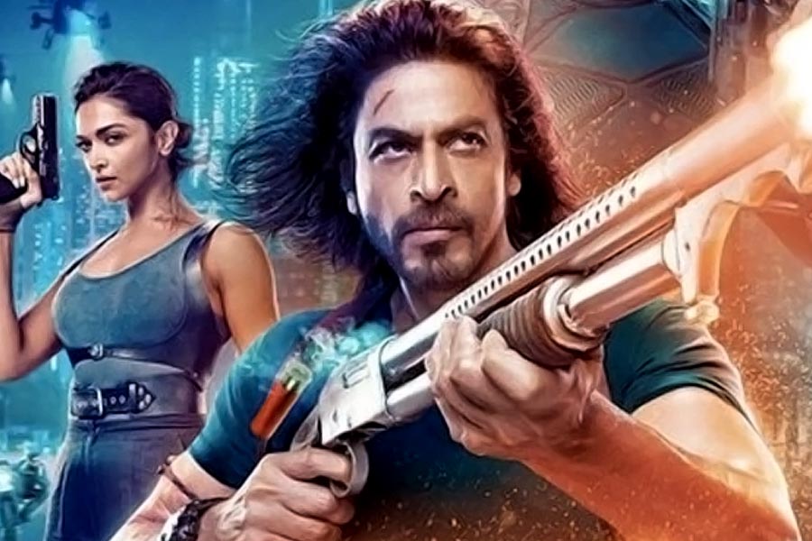 চলতি বছরে জানুয়ারি মাসে প্রেক্ষাগৃহে মুক্তি পায় ‘পাঠান’। চার বছর পর শাহরুখের পারফর্ম্যান্সের দিকেই নজর ছিল সকলের। অ্যাকশন হিরো হিসাবে দর্শকের মনে তিনি তো জায়গা করে নিলেনই। উপরন্তু ‘পাঠান’ বক্স অফিসে বাজিমাত করল।