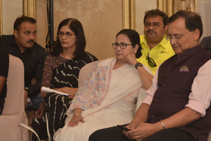 বার্সেলোনায় প্রবাসী ভারতীয়দের অনুষ্ঠানে মমতা বন্দ্যোপাধ্যায়, বন্দনা যাদব এবং দীনেশ পট্টনায়েক।