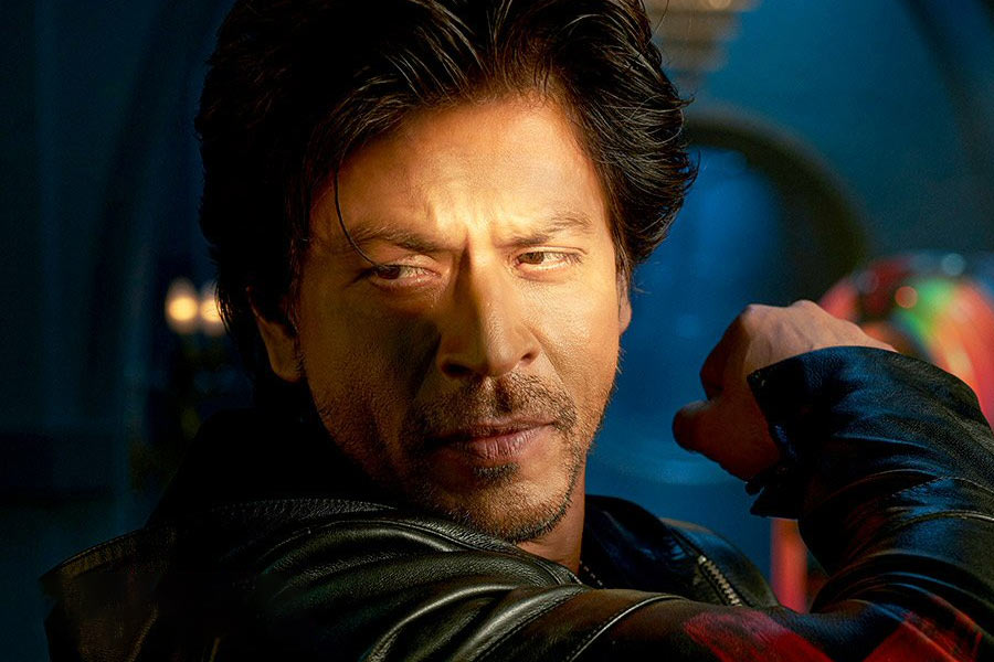 রোম্যান্টিক হিরো হিসাবে যে শাহরুখের সঙ্গে দর্শক পরিচিত ছিলেন, সেই শাহরুখ এ বার ধরা দিলেন নয়া অবতারে, অ্যাকশন হিরো রূপে। 