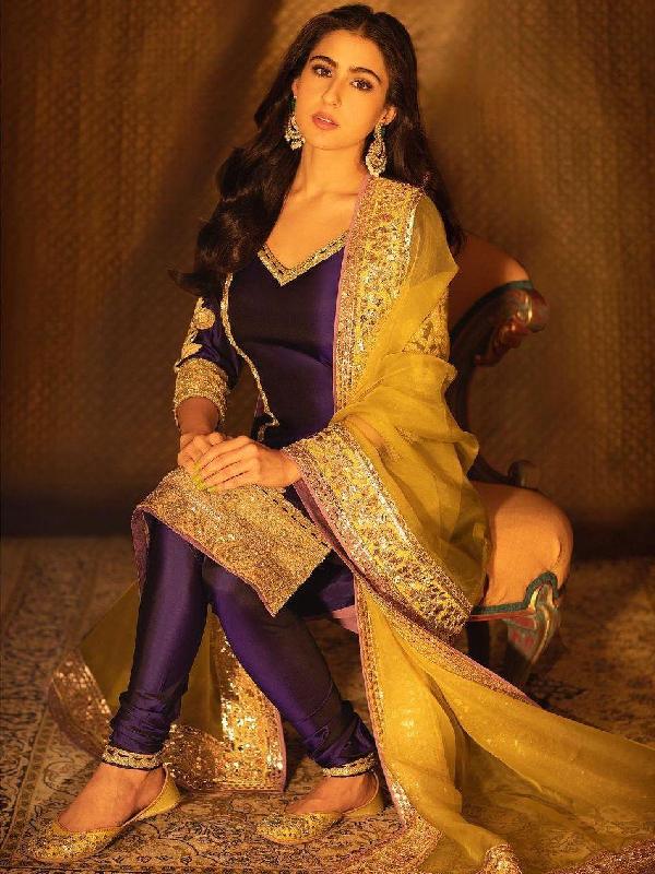 সারার মতো জুতি পেতে হলে ঢুঁ মারতে হবে নিউ মার্কেটে।