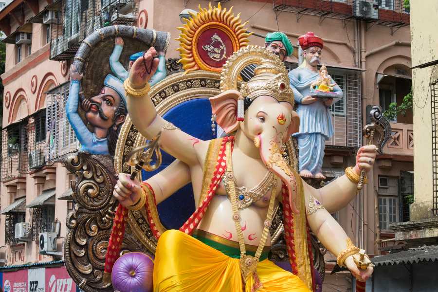 দেশের নানা রাজ্যে এই পুজোর নানা নাম। গণেশ চতুর্থী, বিনায়ক, লম্বোদরা, গণপতি, বিঘ্নহর্তা-সহ আরও কত কী! মহারাষ্ট্র, কর্নাটক, তামিলনাড়ু, গোয়া, কেরল, তেলঙ্গানা, অন্ধ্র, পশ্চিমবঙ্গ, ওড়িশা, গুজরাতে মহা ধুমধামে হয় গণেশ পুজো। কোন ১০টি শহর টেক্কা দেয় গণপতির পুজোর সংখ্যা ও আড়ম্বরে? খোঁজ নিল আনন্দবাজার অনলাইন।