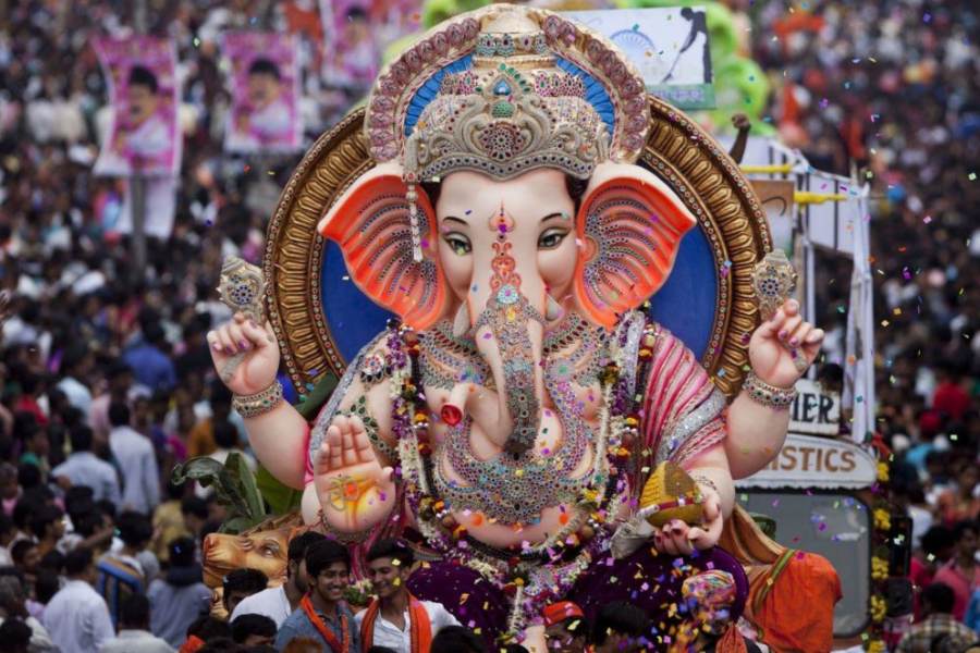 মুম্বই ---  এখানকার সিদ্ধি বিনায়ক মন্দির, লালবাগচা রাজা, মুম্বইচো রাজা, খেতওয়াড়ি গণপতি মণ্ডলের গণেশ পুজো দেখতে ঢল নামে। কলকাতার দুর্গাপুজোর ভিড়কে চ্যালেঞ্জ ছুড়বে সেই ভিড়! গোটা মুম্বই জুড়ে হাজারের উপরে বারোয়ারি গণেশ পুজো হয়।