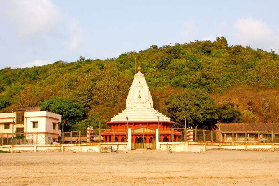  গণপতিপুলে (মহারাষ্ট্র) --- রত্নগিরি জেলার এই শহরতলিতে চারশো বছরের পুরনো স্বয়ম্ভু গণপতি মন্দিরের পুজো দেখার ভিড় কাছের সাগরতট পর্যন্ত চলে যায়। এ ছাড়াও প্রচুর বারোয়ারি গণেশ পুজো হয়। 