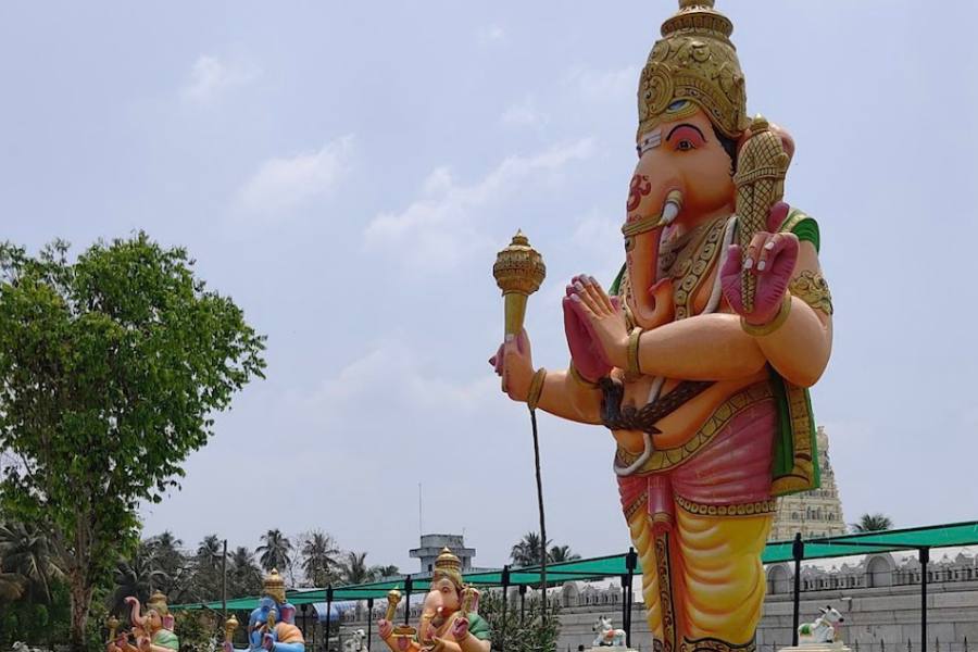 কানিপক্কম --- অন্ধ্রপ্রদেশের চিত্তুর জেলার বারোসিদ্ধি বিনায়ক মন্দিরের গণেশ পুজো বিখ্যাত। আশপাশে আরও অনেক বারোয়ারি গণেশ পুজো হয়।