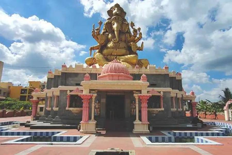 বেঙ্গালুরু --- এখানেও প্রচুর গণেশ পুজো হয়। তার মধ্যেও পঞ্চমুখী হেরম্ব গণপতি মন্দির, অনন্তনগর, শ্রীজম্বু-র গণেশ পুজো খুবই জনপ্রিয়।