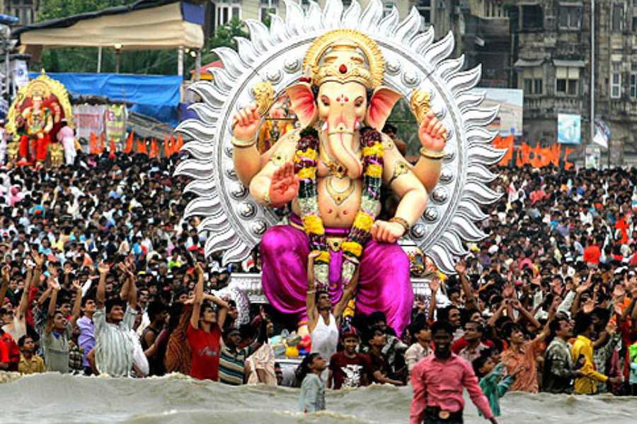 চেন্নাই --- মূলত বাড়িতে বাড়িতে গণেশ পুজো হয় এখানে। তবে আড়ম্বরে তাদের দুর্ধর্ষ বলা চলে। 