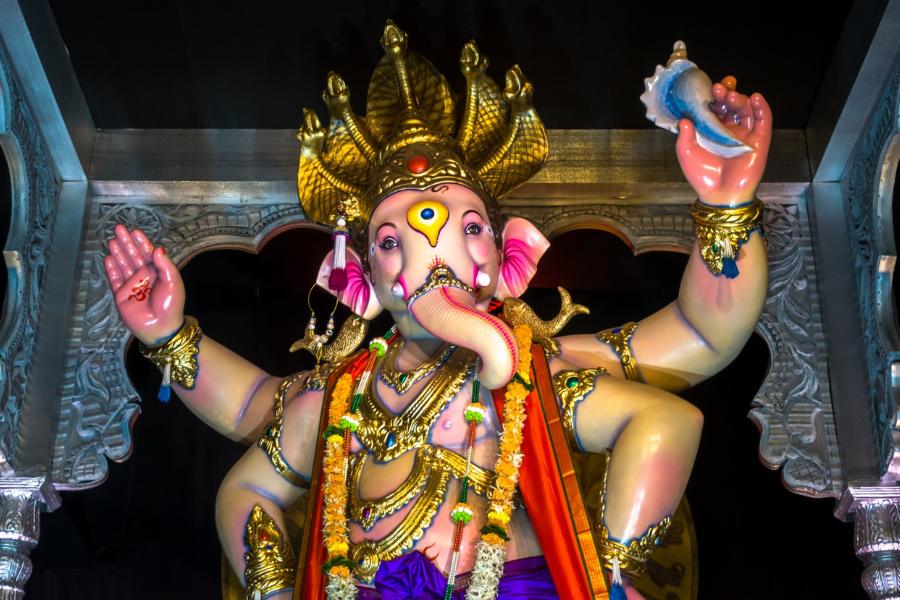 মহীশূর --- মহীশূরের মতো গণেশ পুজো খুব কম জায়গায় হয়! এত ধুমধাম ‌চলে যে, মহীশূর প্যালেস অর্থাৎ মাইসোর রাজপ্রাসাদে পর্যন্ত গণেশ চতুর্থী পালন করা হয়। 