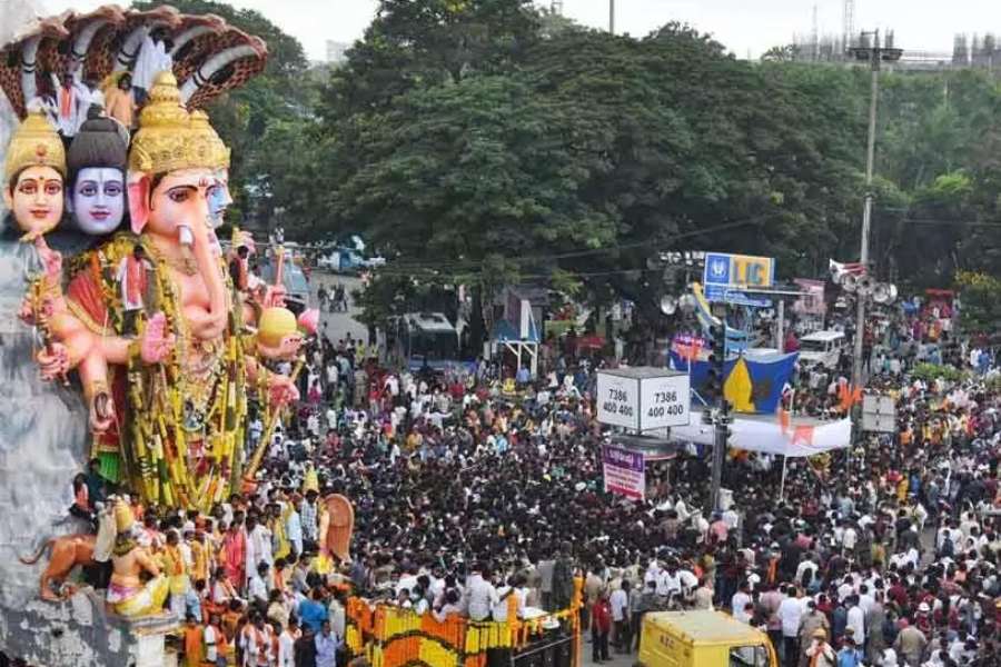  হায়দরাবাদ --- তেলঙ্গনার রাজধানীতে বারোয়ারি ক্লাব ও বাড়ি মিলিয়ে প্রায় ৭০ হাজার গণেশ পুজো হয়। তার মধ্যে খয়রতাবাদ, গোলিপুরার গণেশ পুজো বহু প্রাচীন।