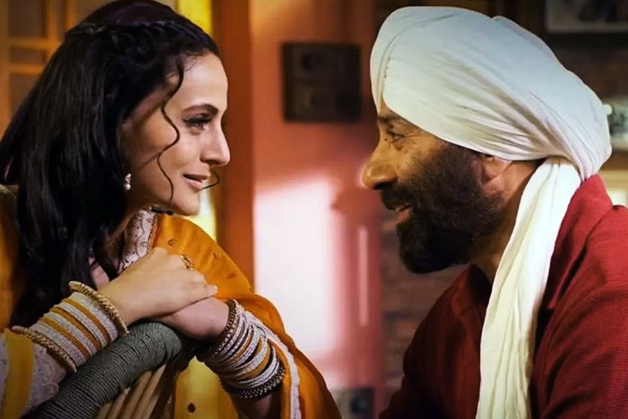 চলতি বছরের ১১ অগস্ট প্রেক্ষাগৃহে মুক্তি পায় ‘গদর: এক প্রেম কথা’-র সিকুয়েল ‘গদর ২’। মুক্তির ৩৭দিন পার করার পর ৫০০ কোটির ক্লাবে নাম লিখিয়ে ফেলেছে ‘গদর ২’। কিন্তু ছবির সাফল্যের পরেও পরিচালক মুষড়ে পড়েছেন কেন?