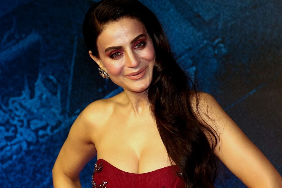 ‘গদর ২’-এর অভিনেত্রী অমিশা এক সাক্ষাৎকারে অনিলের হতাশ হওয়ার কারণ জানান। অনিলের এক গোপন ইচ্ছাপূরণ হয়নি বলেই পরিচালক নাকি ‘গদর ২’-এর সাফল্যে খুশি হতে পারেননি।