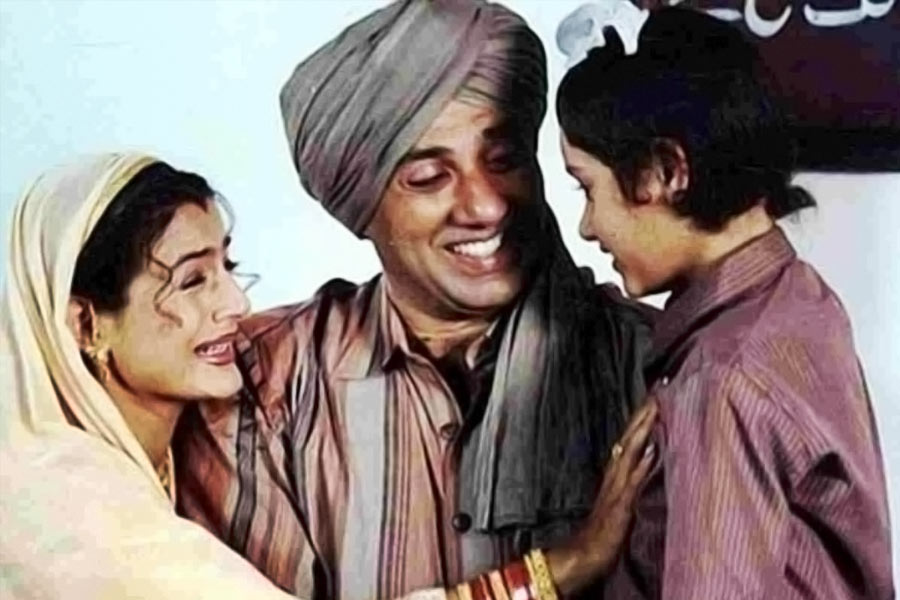 ২০০১ সালে ‘গদর: এক প্রেম কথা’ ছবিতে শিশু অভিনেতা হিসাবে অভিনয় করেছিলেন উৎকর্ষ শর্মা। উৎকর্ষ সম্পর্কে অনিলের পুত্র।