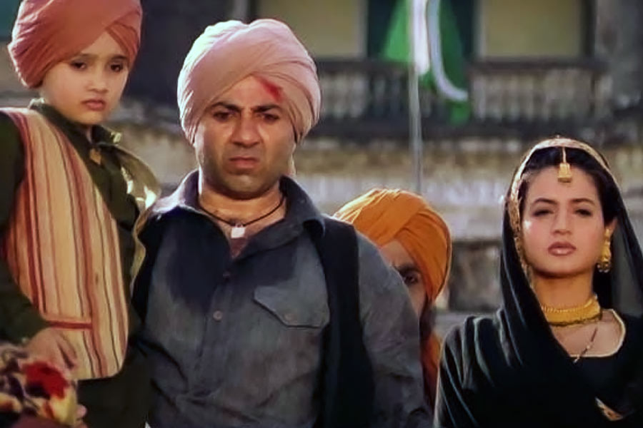 ‘গদর: এক প্রেম কথা’য় তারা সিংহ (সানি দেওল) এবং সাকিনার (অমিশা পটেল) ছেলের চরিত্রে অভিনয় করতে দেখা যায় উৎকর্ষকে।