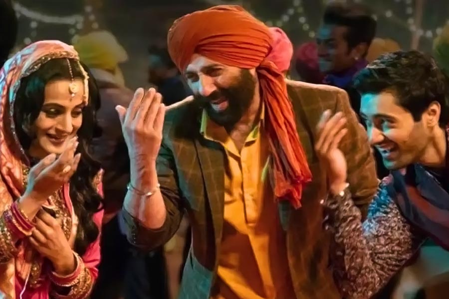 ২২ বছর পর ‘গদর’-এর দ্বিতীয় পর্বেও তারা এবং সাকিনার ছেলের চরিত্রে অভিনয় করেছেন অনিল-পুত্র উৎকর্ষ। 