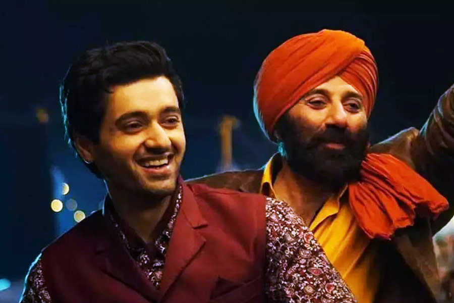 অমিশার দাবি, অনিল তাঁর পুত্রকে ‘গদর ২’-এর মাধ্যমে প্রচারে আনতে চেয়েছিলেন। বলিপাড়ায় উৎকর্ষের পরিচিতি গড়ে উঠবে বলে নিশ্চিত ছিলেন অনিল।