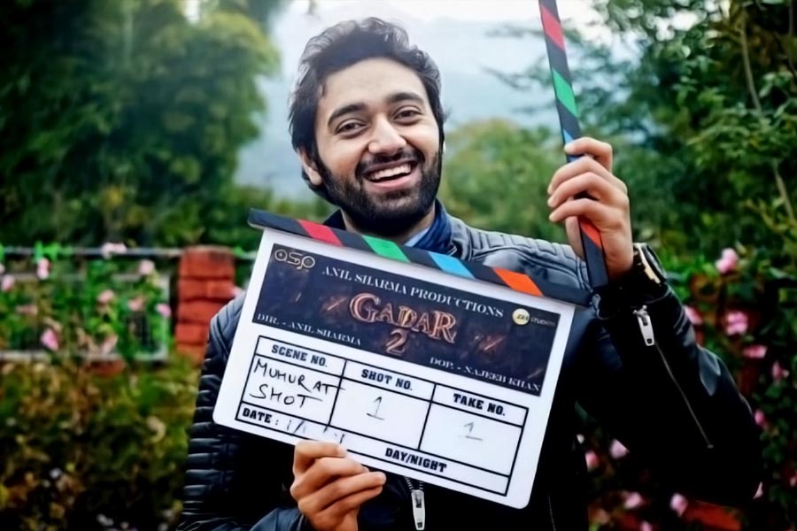 অমিশা বলেন, ‘‘উৎকর্ষ ভারী মিষ্টি ছেলে। বলিউডের প্রথম সারির ছবিনির্মাতারা যেন ওকে অভিনয়ের সুযোগ দেন এটুকুই চাই। কোনও ছেলেই চাইবে না বার বার তার বাবার ছবিতে অভিনয় করতে।’’