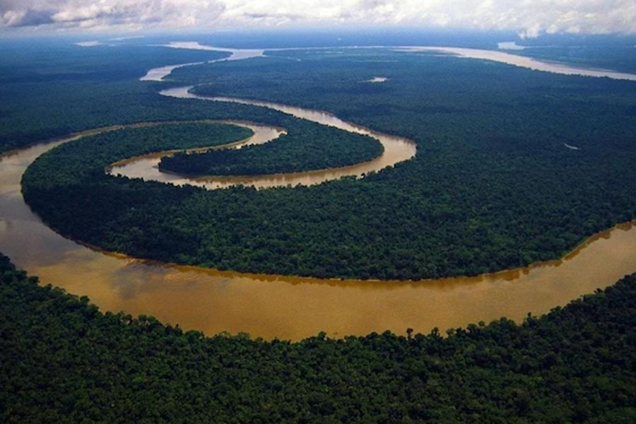 There is no bridge on the Amazon river.