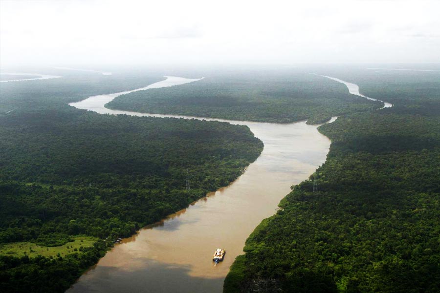 There is no bridge on the Amazon river.