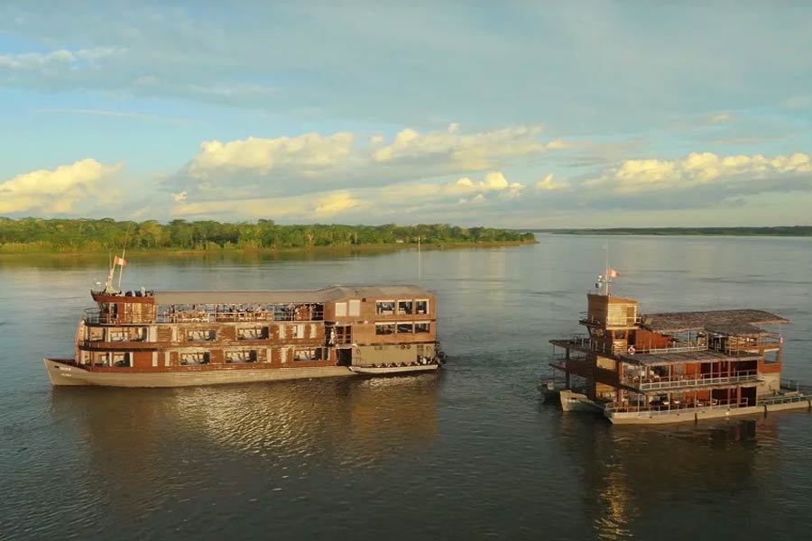 There is no bridge on the Amazon river.