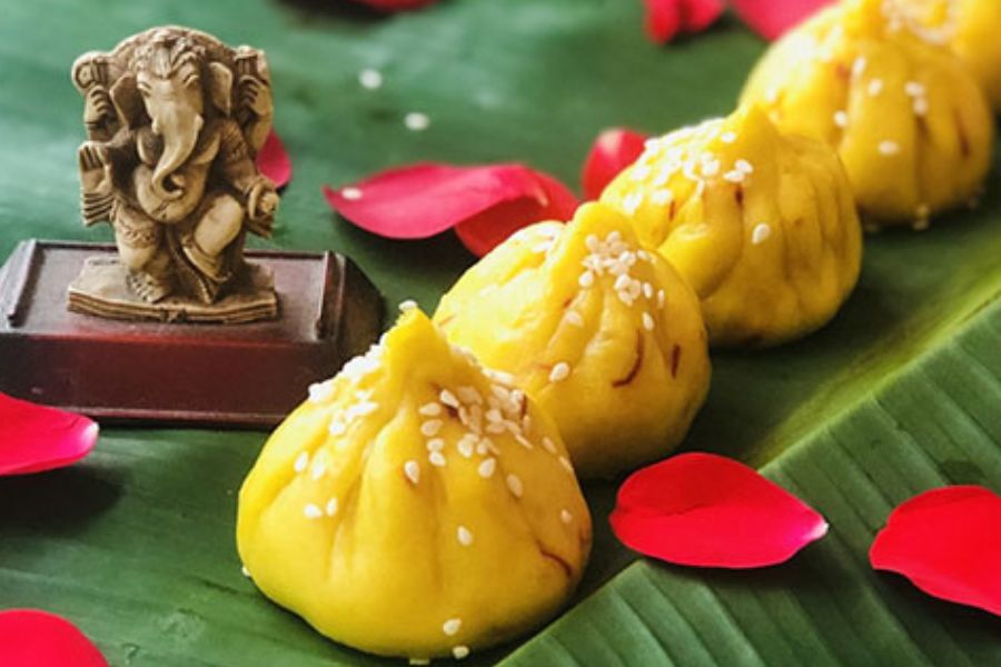 কিন্তু গণেশ পুজো মানেই কী শুধু লাড্ডু আর মোদক?  তা কেন! এ বছরে সক্কাল সক্কাল পাতে পড়ুক আরও নানা মিষ্টি,  যা গণেশ ঠাকুরের বিশেষ পছন্দের বলেই পরিচিত। এই প্রতিবেদনে রইল এই ধরনের মিষ্টির তালিকা। 