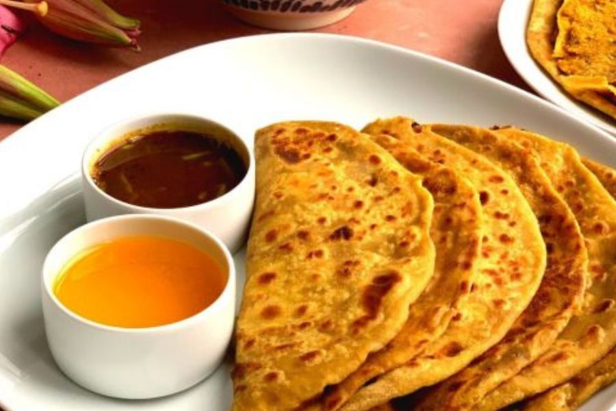 পুরণপুলি— চাপাটি বা রুটির মতো বানিয়ে তার মধ্যে গুড় আর নারকেলের পুর ভরা এই মিষ্টি একবার চেখেই দেখুন না। দারুণ লাগবে!