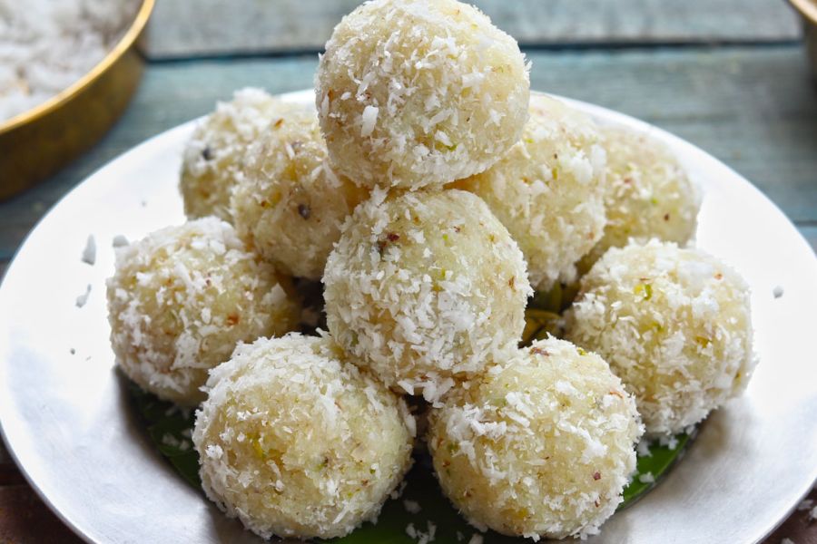 নারকেলের লাড্ডু—  নারকোলের মিষ্টি পছন্দ নয় এমন ভোজনরসিক মিলবেই না। তাই এই গণেশ পুজোর উপলক্ষ্যে কিনে নিন নারকোলের লাড্ডু,  নাড়ুর মতোই দেখতে এই মিষ্টি যেমন আকারে বড় তেমন স্বাদেও আরও বেশি সুস্বাদু।