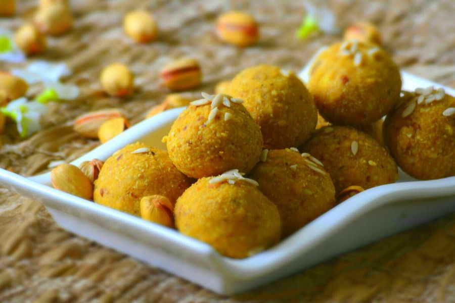 বেসনের লাড্ডু— উত্তর ও পশ্চিম ভারতীয় মানুষদের মধ্যে বিশেষ ভাবে বিখ্যাত এই মিষ্টি। তবে পশ্চিমবঙ্গে কিছু কম সংখ্যক মানুষই এই ধরনের লাড্ডুর কথা জানেন। তাই নতুন ধরনের এই মিষ্টি একবার কিনেই দেখুন এবারে!