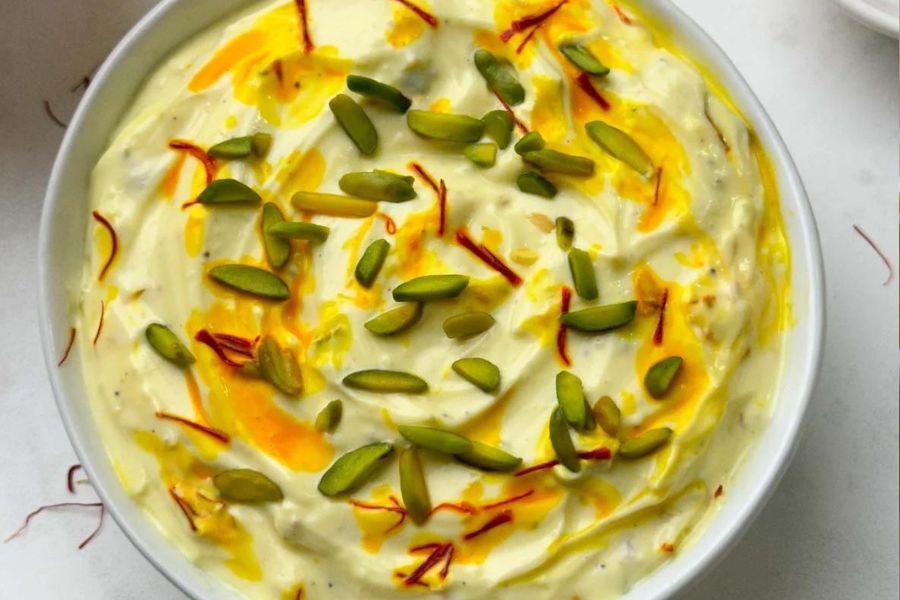 শ্রীখন্ড— দই আর বাদাম,  কিশমিশ দেওয়া এই মিষ্টির পদ। গুজরাত ও মহারাষ্ট্রের নানা অঞ্চলে খুবই পরিচিত এই মিষ্টি। নানা ফল এমনকি আম দিয়েও বানানো হয় এই মিষ্টি, যা ভ্যাপসা গরমেও মন প্রাণ জুড়িয়ে দিতে পারে। 