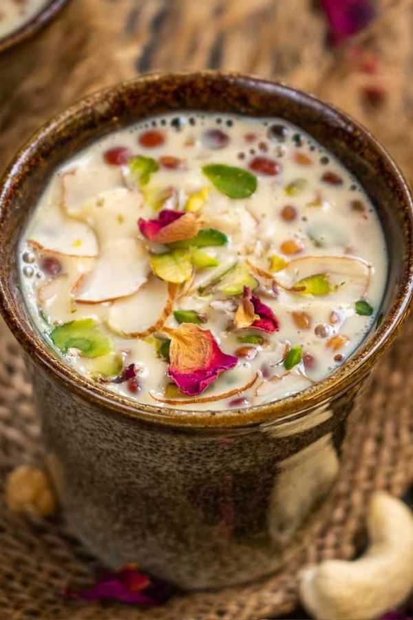 বাসুন্দি—  কন্ডেন্সড দুধকে আরও ঘন করে নিয়ে তাতে বেশ বাদাম ও এলাচ ছড়িয়ে দিন। অতিথিরা হঠাৎ চলে আসার জন্য দোকানে দৌড়তেও হবে না,  ঘরে বসেই হাতে গরম তৈরি সুস্বাদু মিষ্টি। 