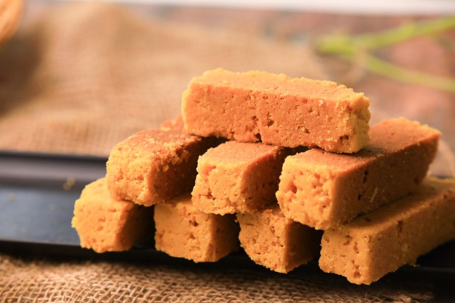 মাইসোর পাক— দক্ষিণ ভারতীয় এই মিষ্টি বেসন ও ঘি দিয়ে তৈরি অদ্ভুত সুন্দর এক পদ। তাই এই পুজোয় যখন অন্য প্রদেশীয় নানা মিষ্টি খেয়ে দেখবেন ভাবছেন,  তাহলে কিনেই ফেলুন মাইসোর পাক।