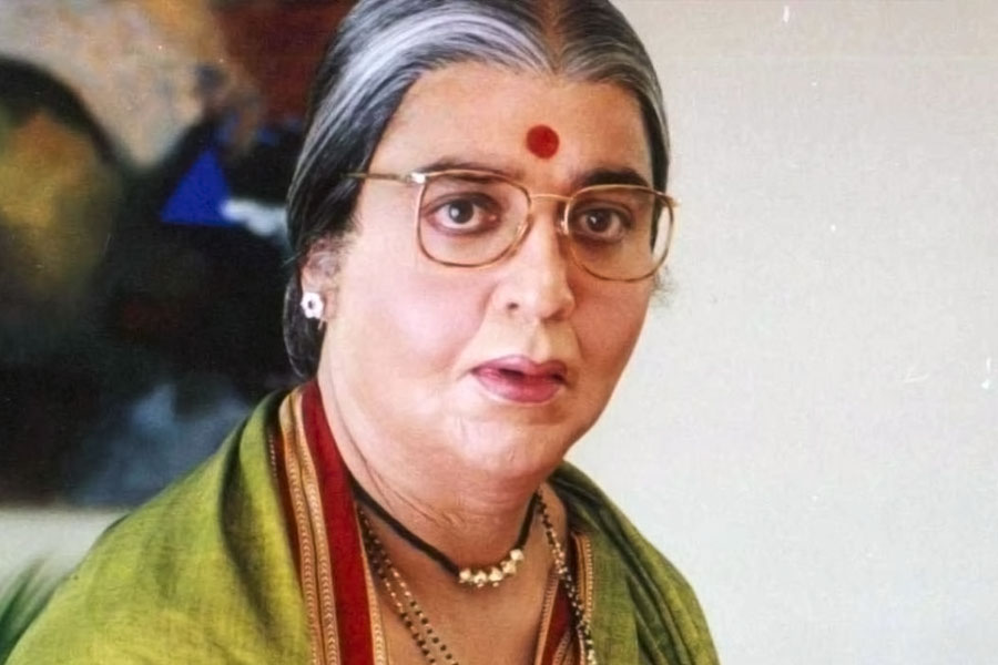 Bollywood actors who played female roles in hindi movies