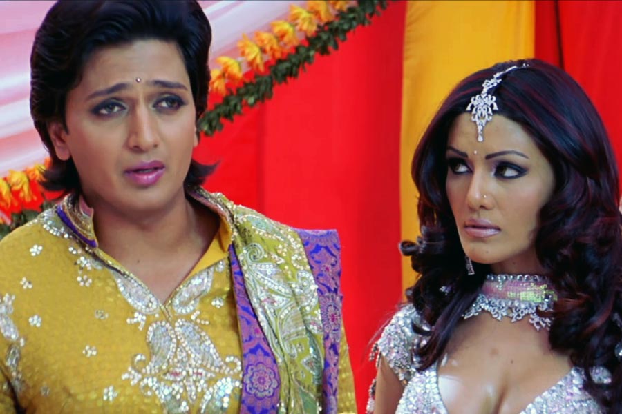 Bollywood actors who played female roles in hindi movies