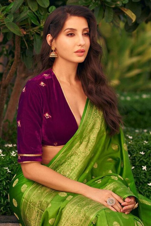 আলিয়ার মতো জমকালো সিল্ক শাড়ি: বাড়িতে পুজো। তাই আপনার সাজ হতে হবে সব থেকে নজর কাড়া এবং ঝলমলে। তাই আলমারিতে যে সিল্ক শাড়িটা যত্নে তুলে রেখেছেন,  এ বার তা নামিয়ে নিন। কাঞ্জিভরম বা চান্দেরি সিল্কের শাড়ি বেছে তার সঙ্গে পরে নিন আলিয়া ভট্টের মতো সরু স্লিভের ব্লাউজ বা নোরা ফতেহির মতো ভেলভেট ব্লাউজও পরতে পারেন।  