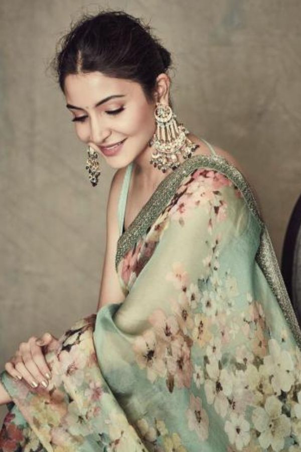 অনুষ্কার মতো অর্গাঞ্জা শাড়ি:  রাতের খাওয়া দাওয়া বা বিকেলের আড্ডায় ভারী শাড়ি না পরতে চাইলে বলি তারকা অনুষ্কা শর্মার মতো অর্গাঞ্জা শাড়ি বেছে নিন। প্রিন্টের জাদু থাকলে খুব সাদামাঠা স্লিভলেস ব্লাউজ পরেও দারুণ মানাবে আপনাকে।