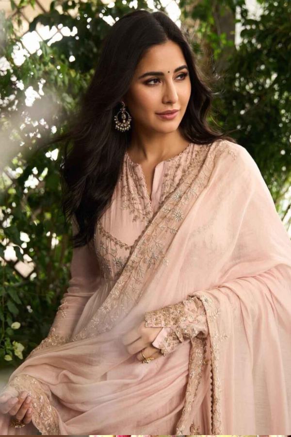 ক্যাটরিনার মতো অনারকলি:  অনারকলি সেট আলমারিতে তোলাই থাকে যেন এই রকমের কিছু সময়ের কথা ভেবে। বলি তারকা ক্যাটরিনার মতো ঘিয়ে বা হালকা গোলাপি অনারকলির সাজ রাখতে পারেন হাতে। জমে যাবে গণেশ পুজোর সাজ। 