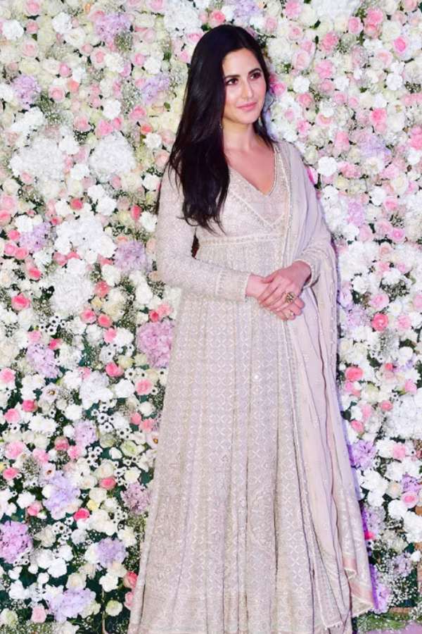 কানের দুল আর মুখে হালকা মেকআপ করে নিন, কালো টিপে সাজ হবে সম্পুর্ণ। ঠোঁটে থাকুক হালকা গোলাপি লিপ্সটিক তবেই সাজ হবে দারুণ।