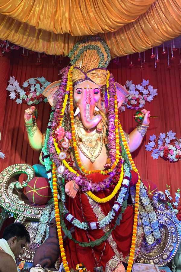 আজ গণেশ পুজো। মুম্বই ছাড়িয়ে এখন গণেশ বাবাজির রমরমা শহর কলকাতার দিকে দিকেও। উত্তর থেকে দক্ষিণ কলকাতা মেতে উঠেছে গণেশ পুজোর আনন্দে। 