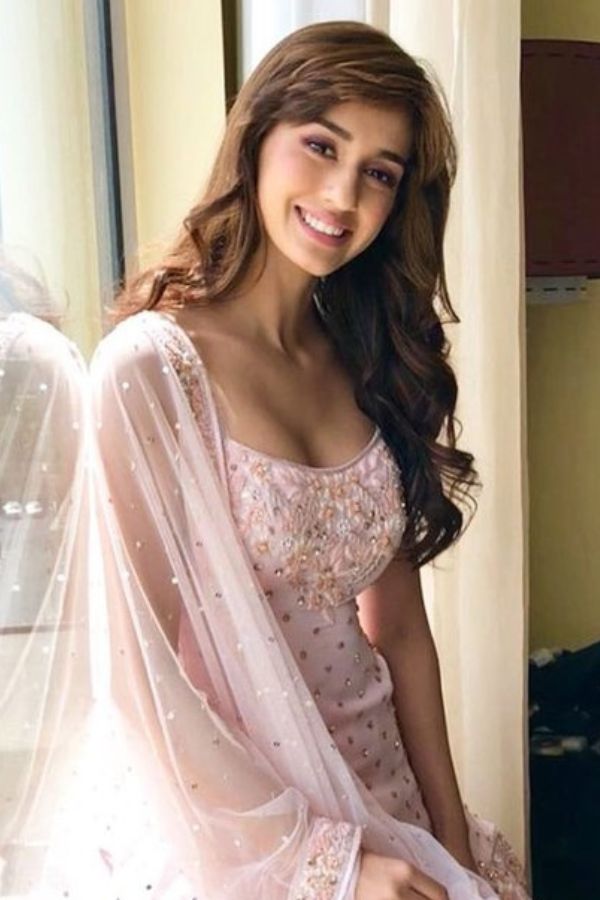 তাই পুজোর এত সব কাজের মধ্যে চটজলদি কী সাজবেন ভেবে উঠতে পারছেন না?  এক নজরে দেখে নিন বলি তারকাদের সাজকথা কী বলছে?