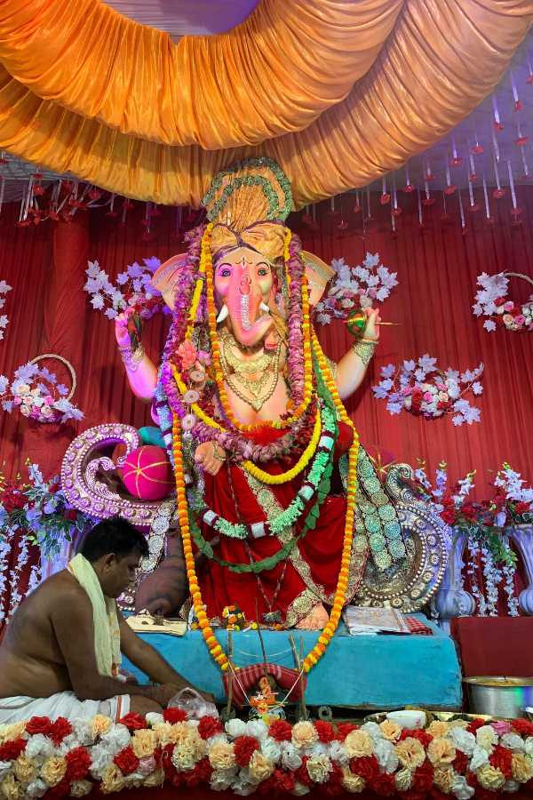 দক্ষিণ কলকাতার গড়িয়াহাট মোড়ের কাছে গড়িয়াহাট ইন্দিরা হকার্স ইউনিয়ন-এর পুজোও কিন্তু ঠিক তেমনই। এখানকার গণেশ পুজো দেখলে চোখ কপালে উঠবে।