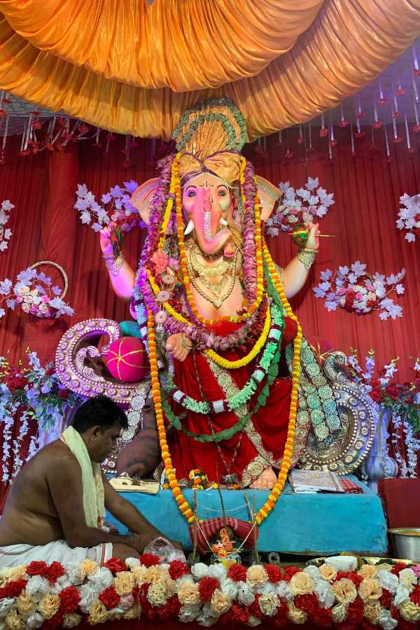 এখানকার মূর্তি আয়তন বিশাল। গণেশ বাবাজি এখানে তাঁর সিংহাসনের উপর বসে। আর তাঁর পায়ের কাছে মুখ তুলে চেয়ে আছেন ‘মুশক-রাজ’। 