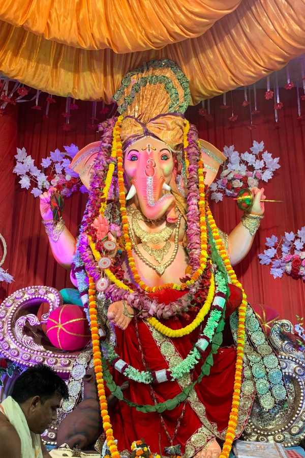 গণেশের পরনে জড়ির পারের লাল ধুতি। আবার মাথায় রয়েছে পেল্লাই এক পাগড়ি। হলুদ এবং সবুজের মিশেলে তৈরি এই পাগড়ি যেন আরও সুন্দর করে তুলেছে গণেশজীকে। 