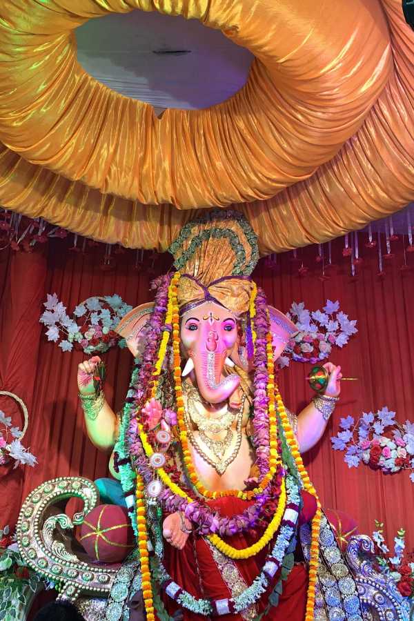 মূর্তির মাথায় রয়েছে পুর্ণ চন্দ্রাকৃতি চাঁদোয়া। চাঁদোয়ার রং কমলা। 