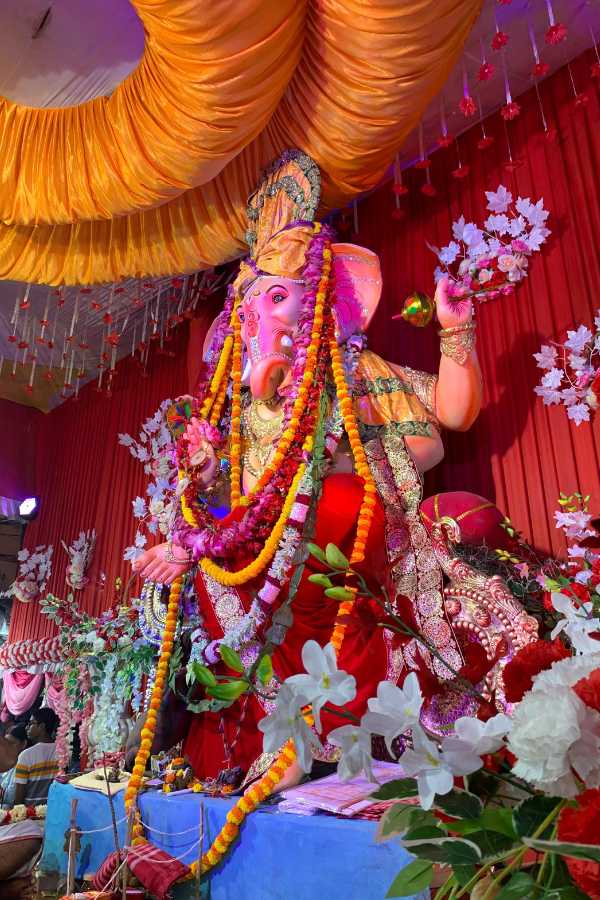 গণেশের গায়েও রয়েছে উত্তরীয়। উত্তরীয়টির রং কিন্তু পাগড়ির রঙের সঙ্গে মেশানো। হলুদ উত্তরীয়র উপরে সবুজের কাজ।