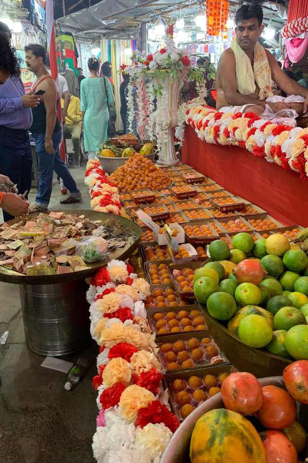 এই পুজোয় থাকে জমজমাট ভোগের আয়জনও। নানা রকম মিষ্টির সম্ভার সাজানো গণেশের সামনে। রয়েছে ফলের ব্যবস্থা।  