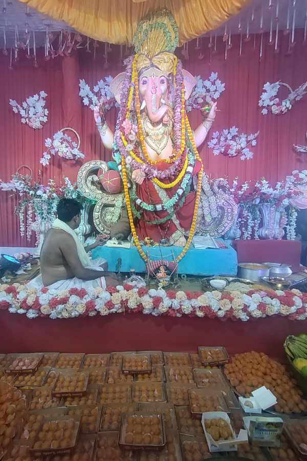 সাজানো রয়েছে শয়ে শয়ে লাড্ডু। তবে স্বাস্থ্যের দিকটিও কিন্তু রয়েছে নজরে। এই প্রতিবেদনটি 'আনন্দ উৎসব' ফিচারের একটি অংশ। 