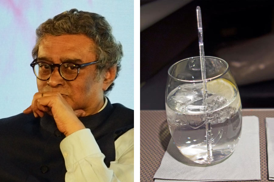 JP leader and former MP Swapan Dasgupta claimed that passengers on IndiGo flights can\\\\\\\\\\\\\\\\\\\\\\\\\\\\\\\'t buy a soft drink unless they also buy a snack