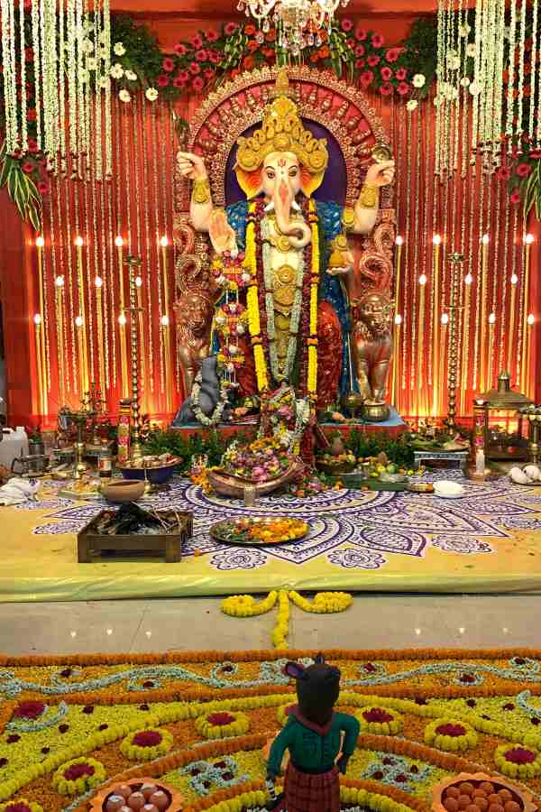 ক্লাবের ভিতরেই আয়োজন করা হয় পুজোর। বিশাল গণেশ মূর্তিকে সাজানো হয়েছে ফুলের সাজে। 