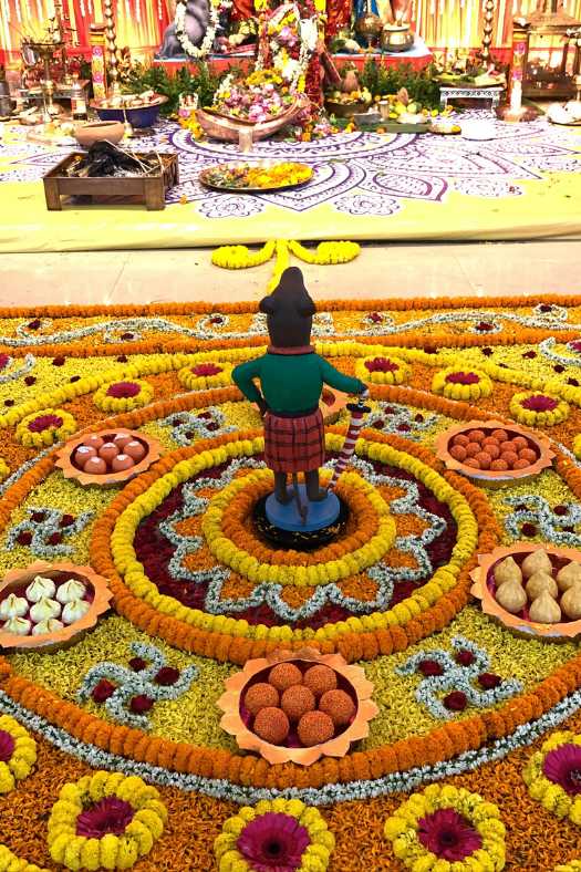 গাঁদা ফুলের মালা থেকে জুঁই,  ডালিয়া রয়েছে সব কিছুই। রঙ্গোলির মধ্যে আবার বসানো রয়েছে তরোবারি হাতে একটি মূর্তি। 