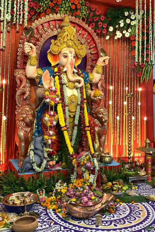  তরবারি হাতে যেন প্রভুর ভোগ পাহারা দিচ্ছেন তিনি। 